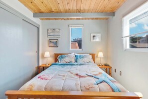 2 sovrum, skrivbord, strykjärn/strykbräda och resesäng