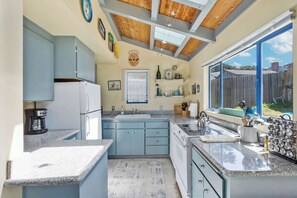 Fridge, microwave, oven, stovetop - Nature Lover's Paradise | Steps to Beach | Dogs OK (Bodega Bay)