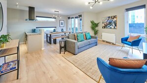 A modern apartment with a kitchen, dining area, and living room. - Host Stay Ropewalks Quarters VI (Liverpool)