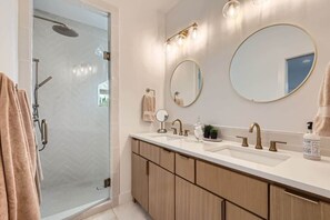 Douche, séchoir à cheveux, serviettes fournies