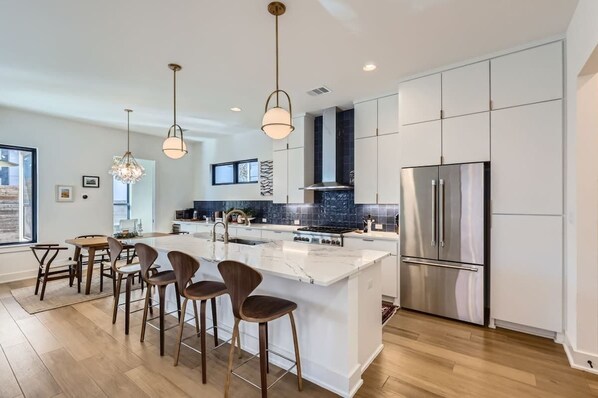 Réfrigérateur, micro-ondes, four, plaque de cuisson