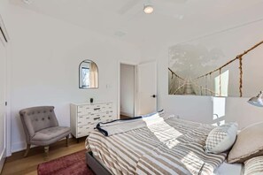 3 chambres, bureau, fer et planche à repasser, lit de bébé portatif