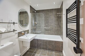 Hus | 2 soverom, skrivebord og internett