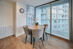 Hus | 2 soverom, skrivebord og internett