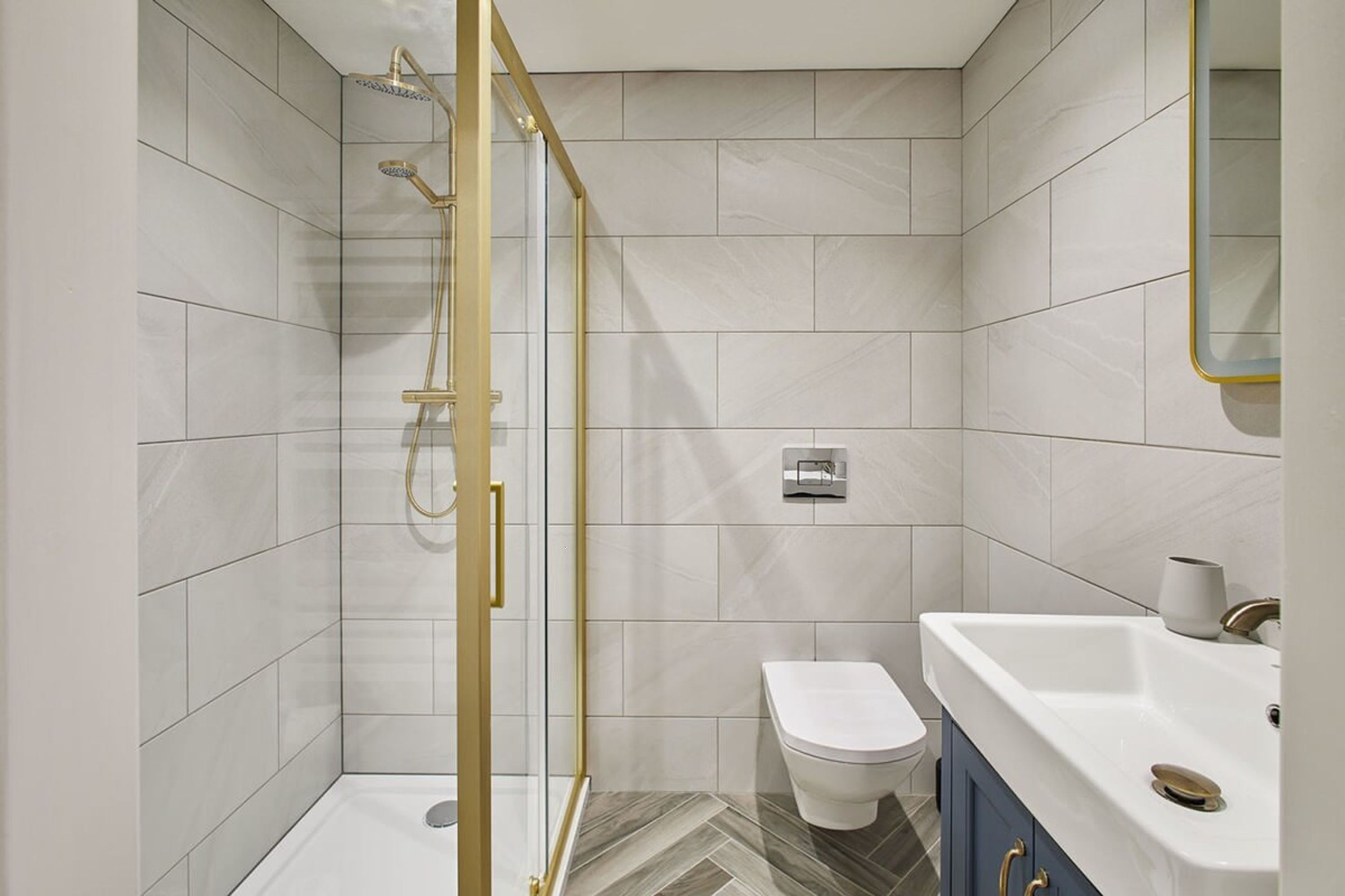 Un baño moderno con ducha, inodoro y lavamanos.