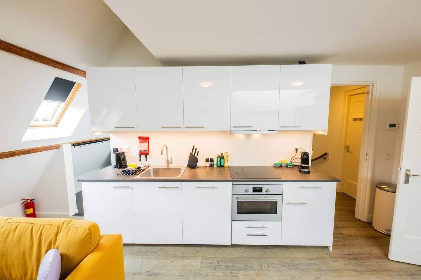 Jääkaappi, mikroaaltouuni, uuni, liesi