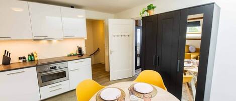 冰箱、微波炉、烤箱、炉灶