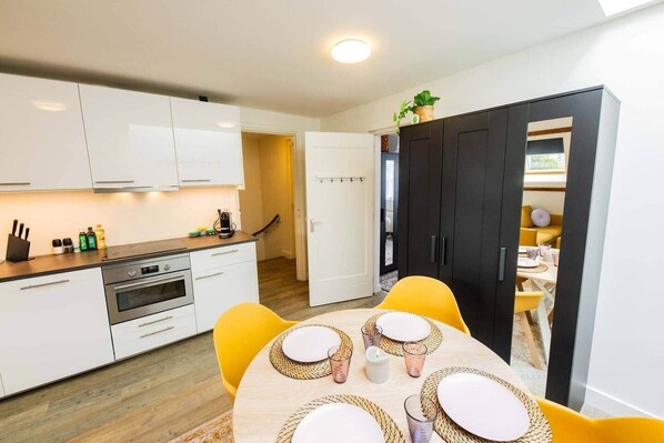 Fridge, microwave, oven, stovetop