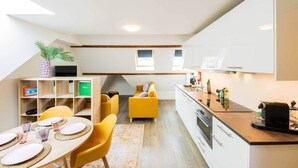 Un apartamento moderno con comedor, cocina y sala de estar.