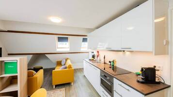 Kjøleskap, mikrobølgeovn, ovn og kokeplater