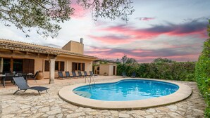 Vila | Piscina | Piscina interna, piscina externa