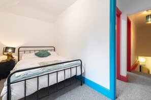 A bedroom with a bed, a nightstand, and a lamp. - Host Stay Temple Gardens (Lincoln)