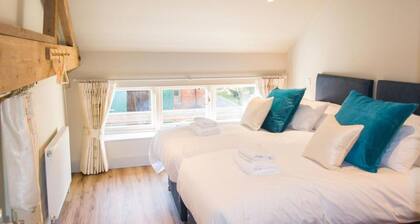 Host Stay Boathouse Barn