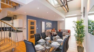 House | 3 bedrooms, desk