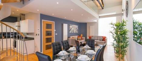 House | 3 bedrooms, desk