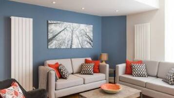 House | 3 bedrooms, desk