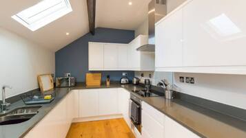 House | 3 bedrooms, desk