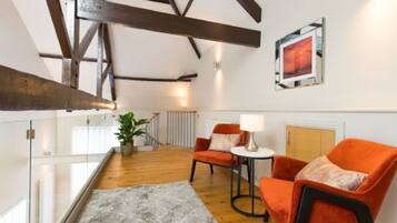 House | 3 bedrooms, desk