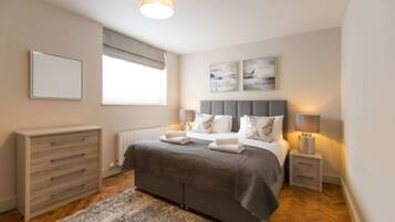 House | 3 bedrooms, desk