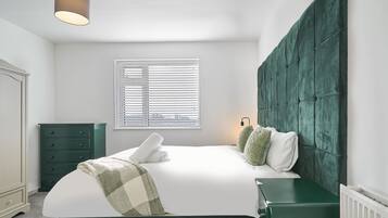 House | 4 bedrooms, desk