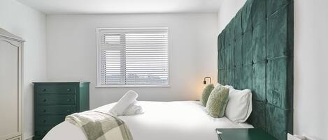 House | 4 bedrooms, desk