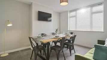 House | 4 bedrooms, desk