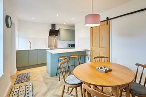 House | 2 bilik tidur, meja 