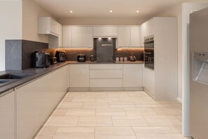 4 bedrooms - Host Stay High Gables (Northampton)