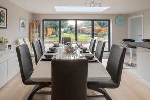 4 bedrooms - Host Stay High Gables (Northampton)