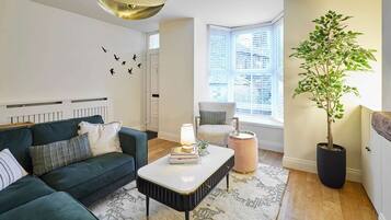 House | 4 bedrooms, desk