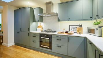 House | 4 bedrooms, desk