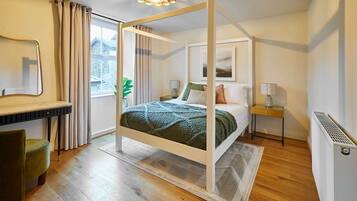 4 bedrooms, desk