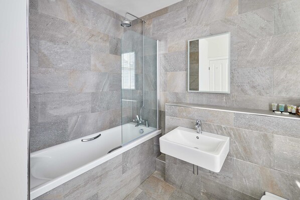 A modern bathroom with a glass-enclosed shower, a white bathtub, and a sink. - Host & Stay The Raven Hotel Rooms (Much Wenlock)