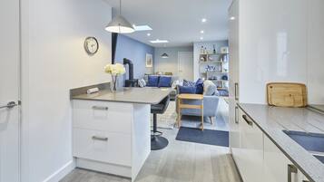 House | 2 bedrooms, desk