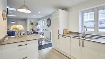 House | 2 bedrooms, desk