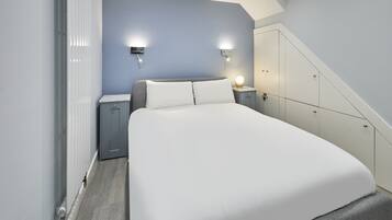 House | 2 bedrooms, desk