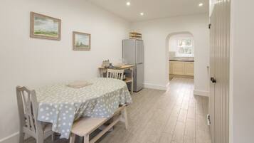 House | 3 bedrooms, desk