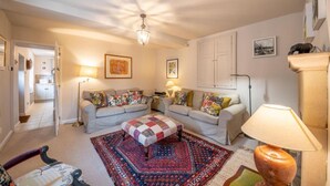 A cozy living room with two sofas, a patterned rug, and a lamp. - Host Stay White House (Matlock)