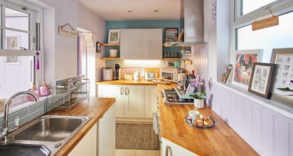 Host Stay Lilac Cottage