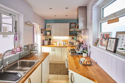 Host Stay Lilac Cottage