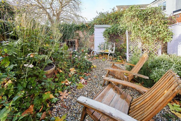 A garden with a wooden bench, a wooden fence, and various plants. - Host Stay Lilac Cottage (Morpeth)