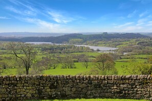 A stone wall in the foreground with a view of a river and green fields in the background. - Host Stay Lakeview Cottage - Upper Hulme (Leek)