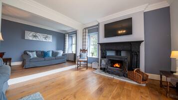 House | 6 bilik tidur