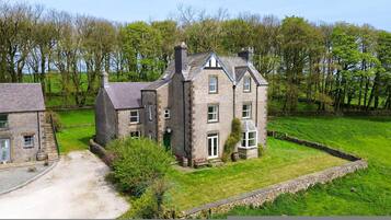 House | 6 bilik tidur