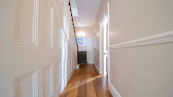 House | 6 bilik tidur