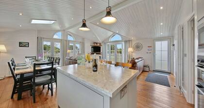 Host Stay Mahonia Lodge