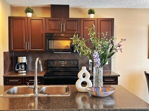 Kylskåp, mikrovågsugn, ugn och spishäll