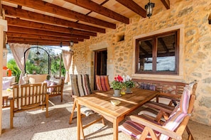 Outdoor dining - Villa in Serene Location (Inca)