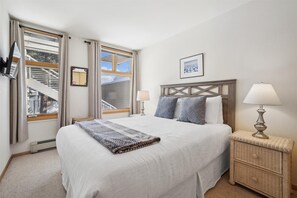 2 bedrooms, iron/ironing board, free WiFi, bed sheets - River Glen 107C-Downtown Frisco Condo-onsite Hot Tub. (Frisco)
