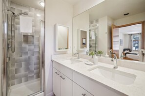 Shower, hair dryer, towels - River Glen 107C-Downtown Frisco Condo-onsite Hot Tub. (Frisco)